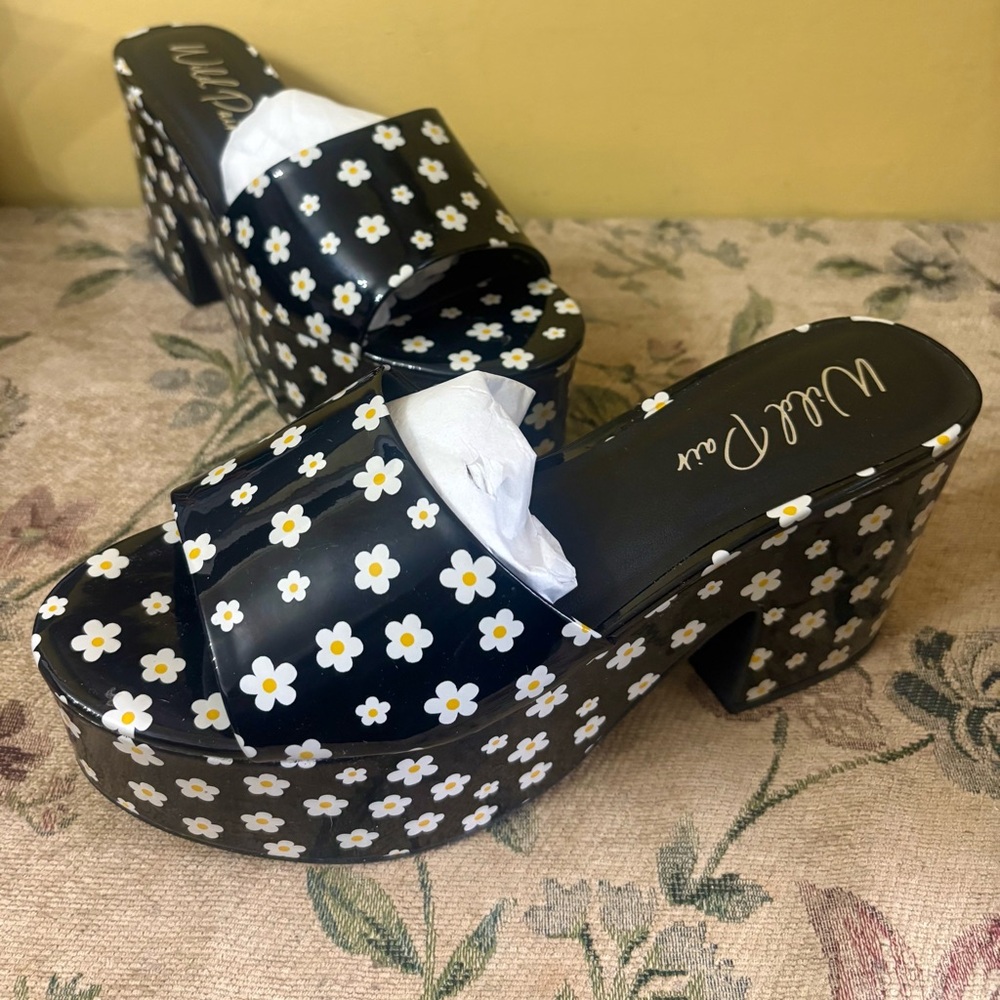 Wild Pair Black patent daisy Floral Shoes